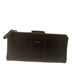 Fossil BLACK LEATHER flap wallet in good conditions just have some sign of usege